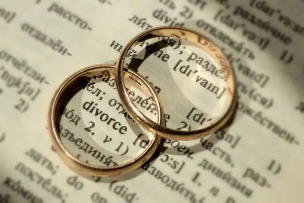 Image of rings removed before divorce mediation Lincolnshire